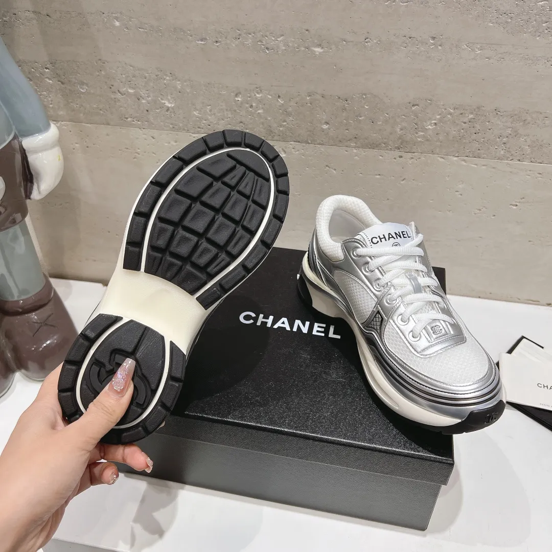 👟👟Ex-factory price 640👟👟 Chanel Chanel 24C Early Spring Resort Series Xiaoxiang Metal Casual Sports Shoes Gold Silver Horn King The latest foreign catwalk series Chanel Chanel 2024 Early Spring Series is held in the second smallest country in the world. The series is inspired by Monaco's international seaside lifestyle, from the F1 racing track to beach swimming pools, from casinos to tennis courts, to create a diverse and unique new series of racing driver's helmets, jumpsuits and other elements that have been reinterpreted to be more fashionable. Exquisite packaging at the delivery counter 🛍📦 ▪️Fabric: Original imported metal cowhide + technical fabric ▪️Inner lining: Original custom-made breathable mesh ▪️Sole: Original molded ultra-light foam combination outsole ▪️Sole thickness: 3.5CM ▪️Size: Women’s 35-41